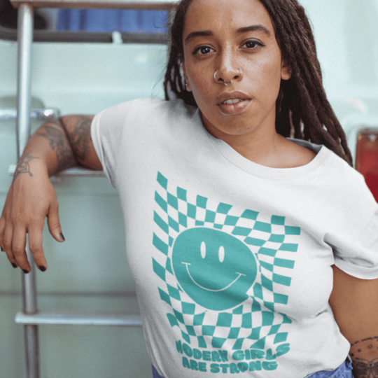 modern girl are strong: camiseta de 100% algodón con mensaje feminista en azul claro